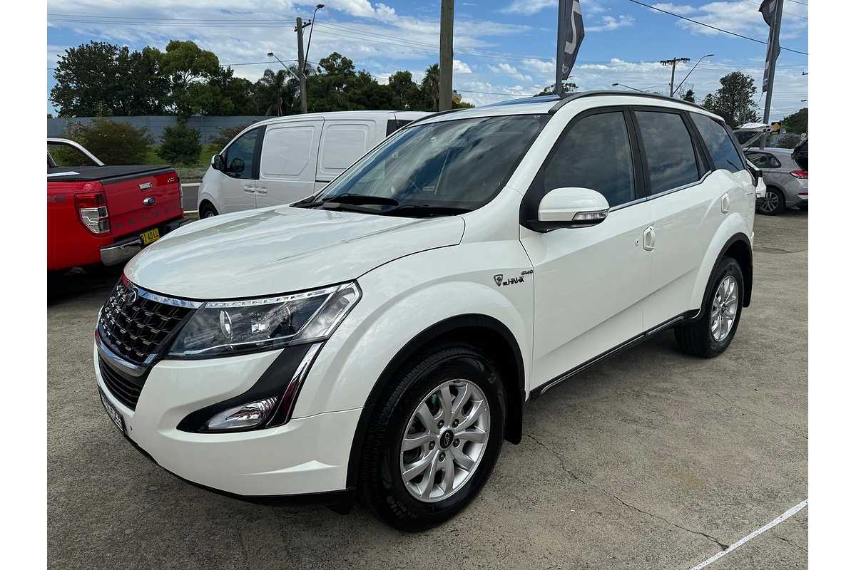 2019 Mahindra XUV500 W10