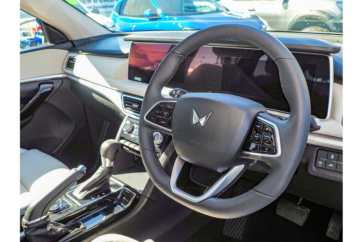 2023 Mahindra XUV700 AX7L