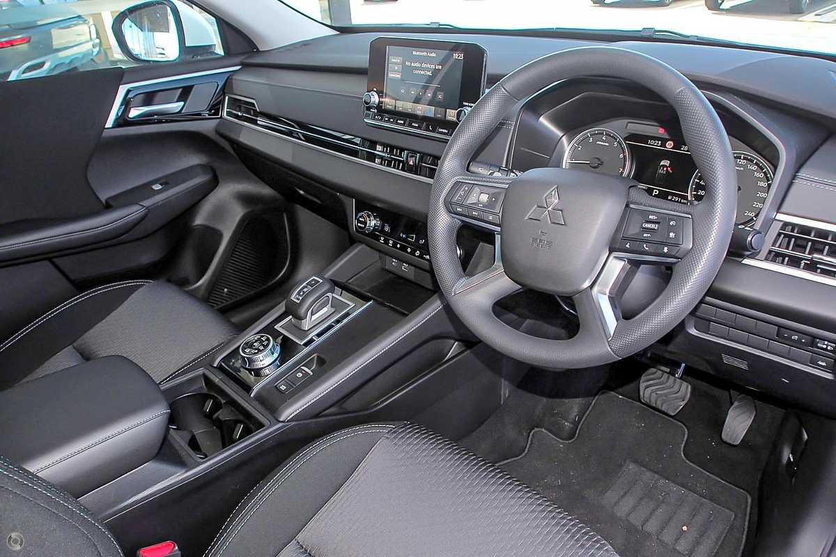 2023 Mitsubishi Outlander ES ZM