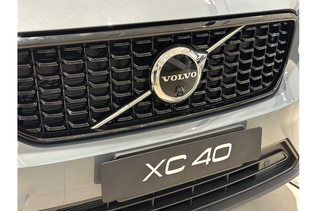 2023 Volvo XC40 Ultimate B5 Dark