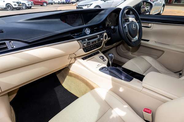 2013 Lexus ES ES300h Luxury AVV60R