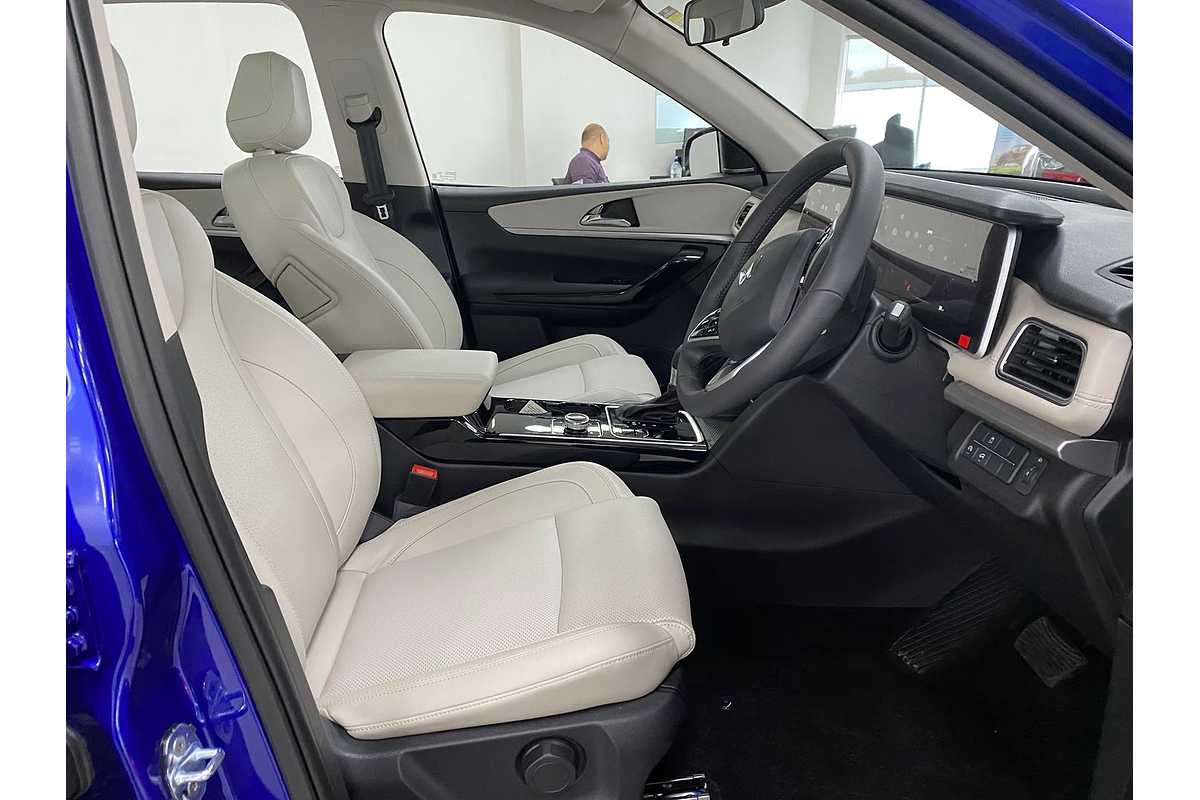 2024 Mahindra XUV700 AX7L