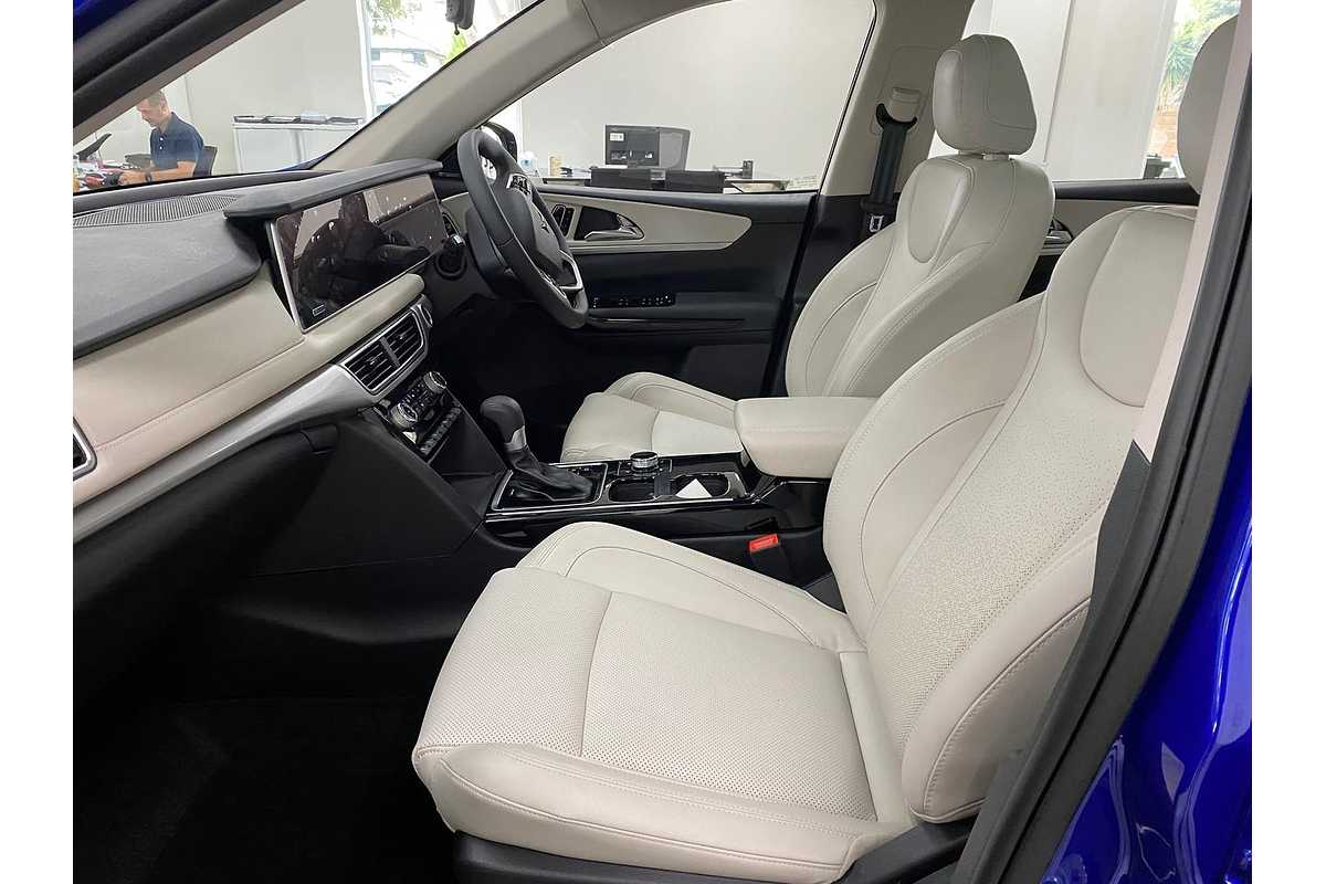 2024 Mahindra XUV700 AX7L