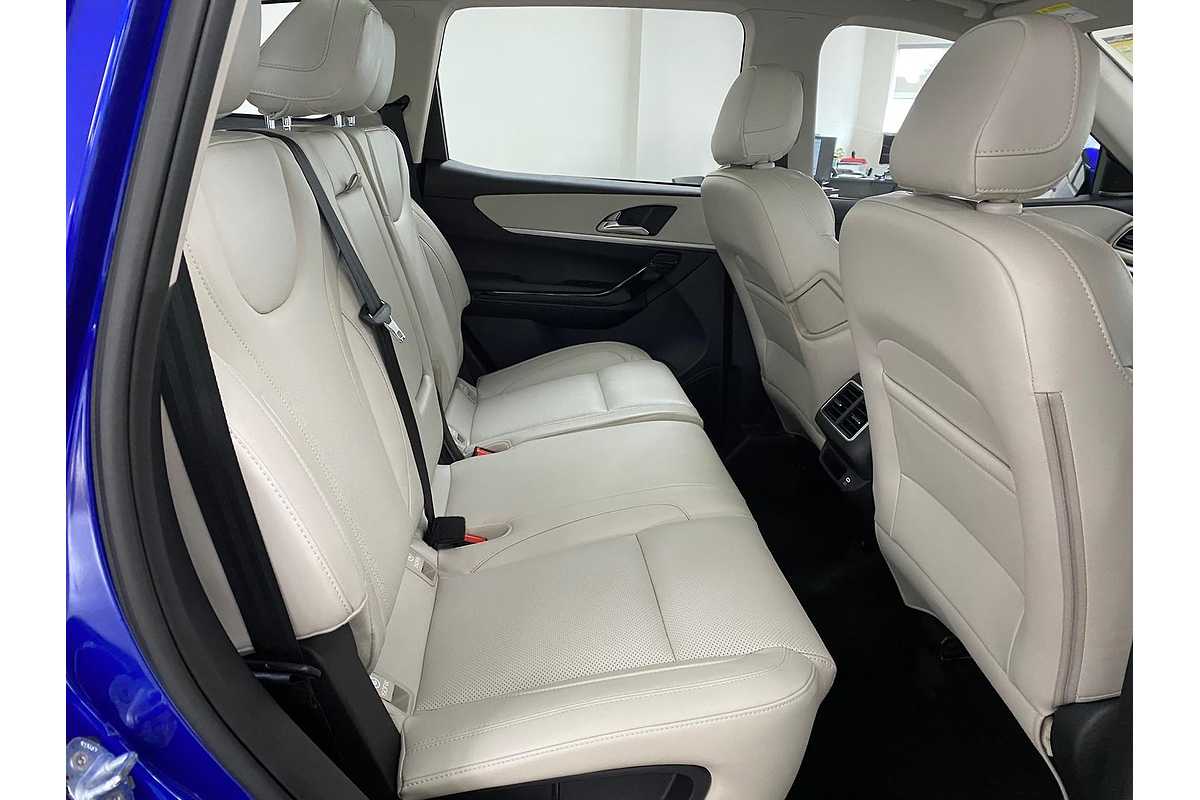 2024 Mahindra XUV700 AX7L