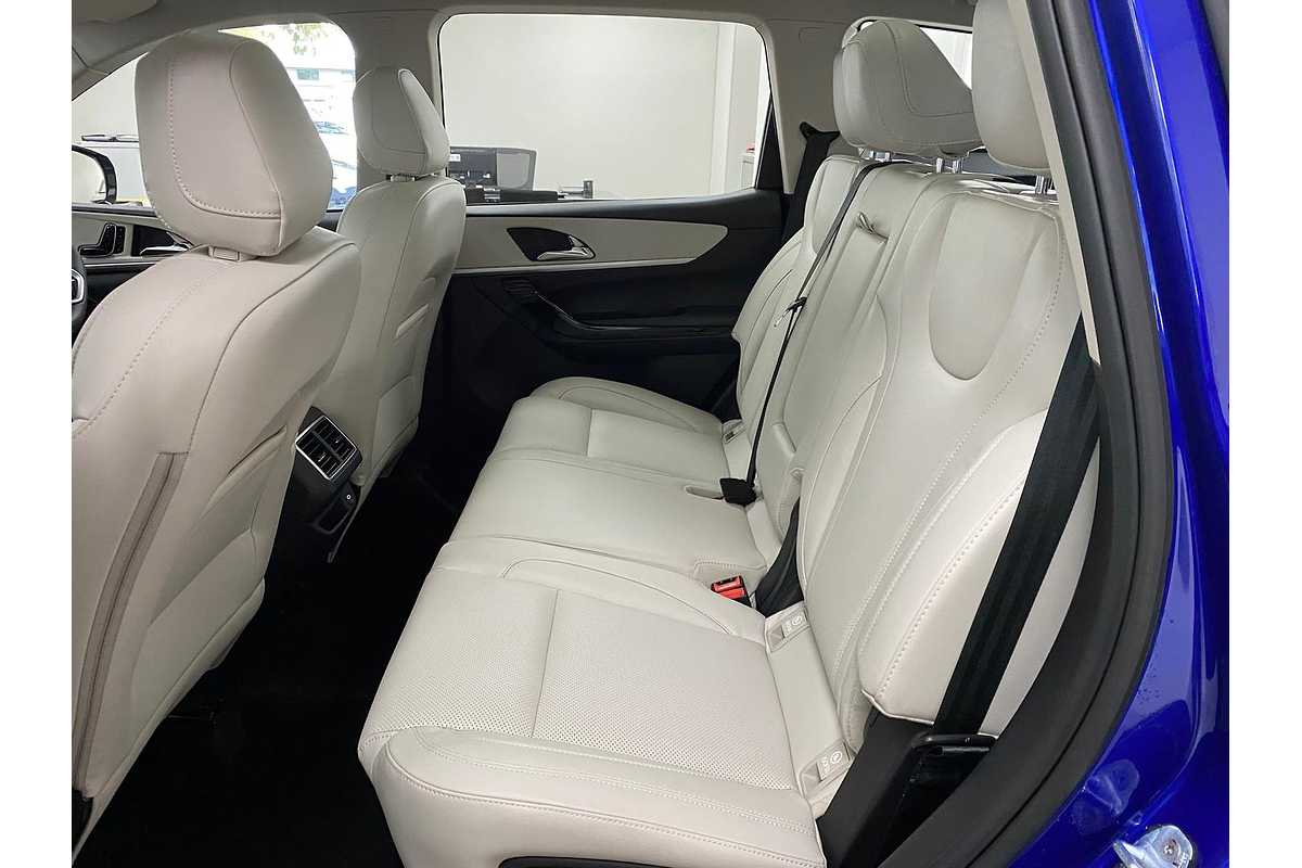 2024 Mahindra XUV700 AX7L