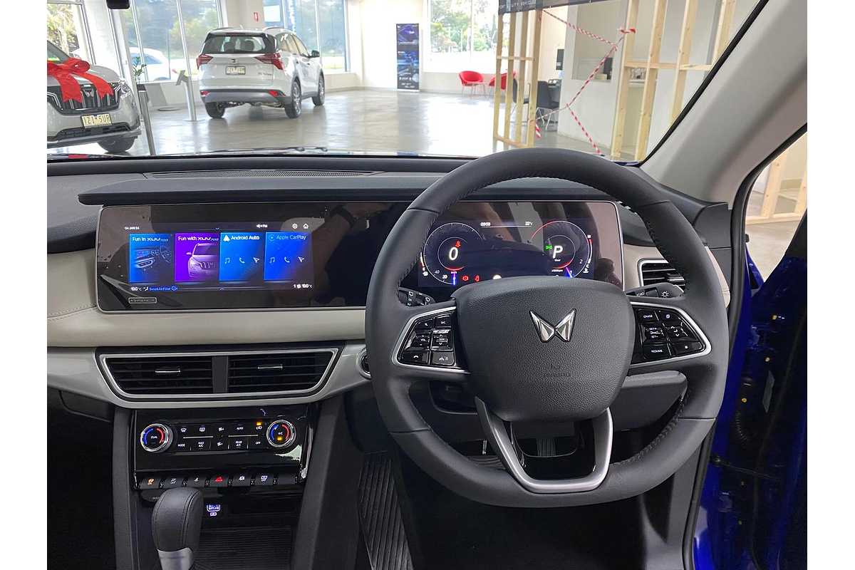 2024 Mahindra XUV700 AX7L