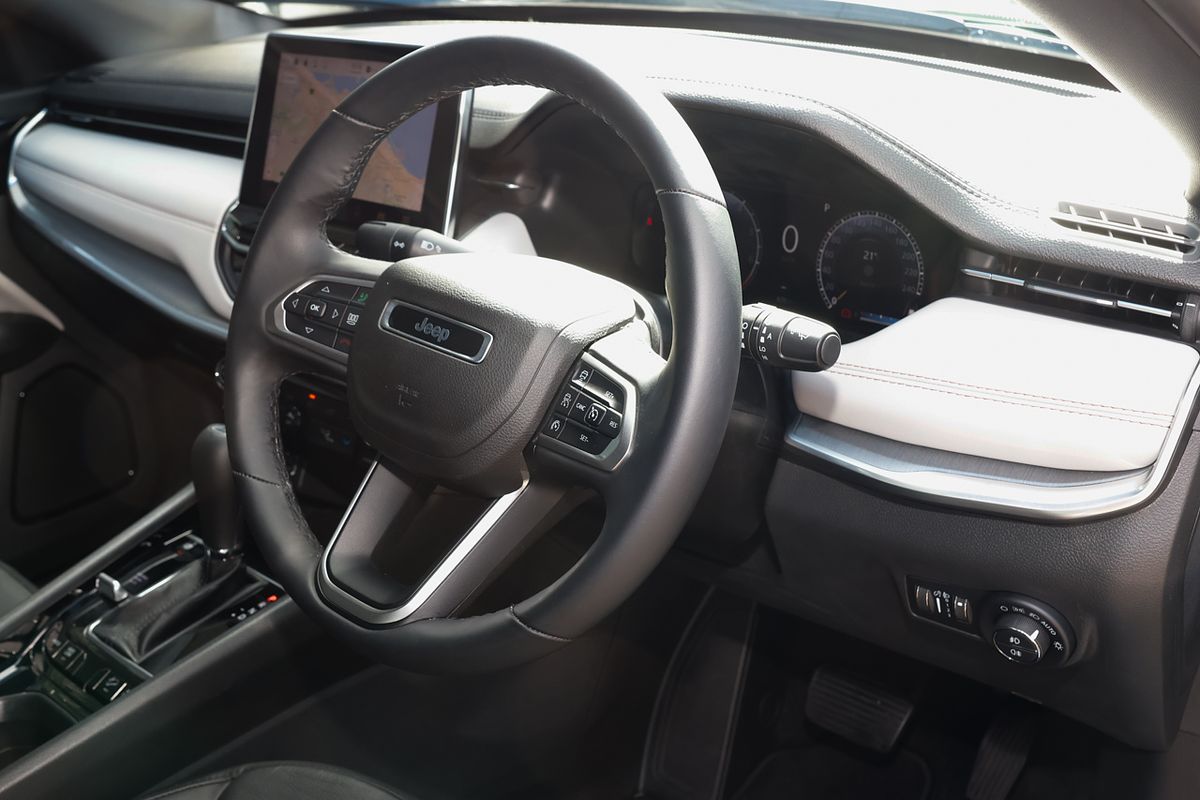 2023 Jeep Compass Limited M6