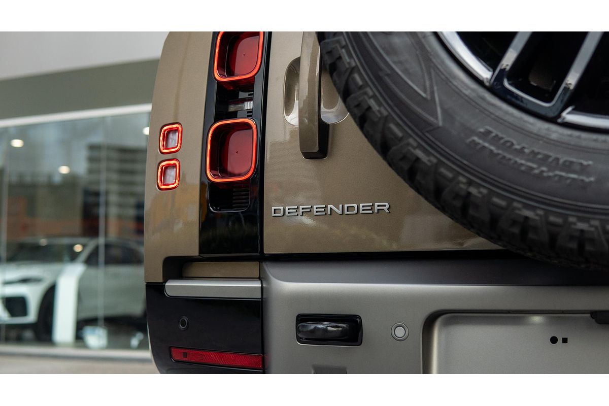 2023 Land Rover Defender 110 D300 X-Dynamic SE L663