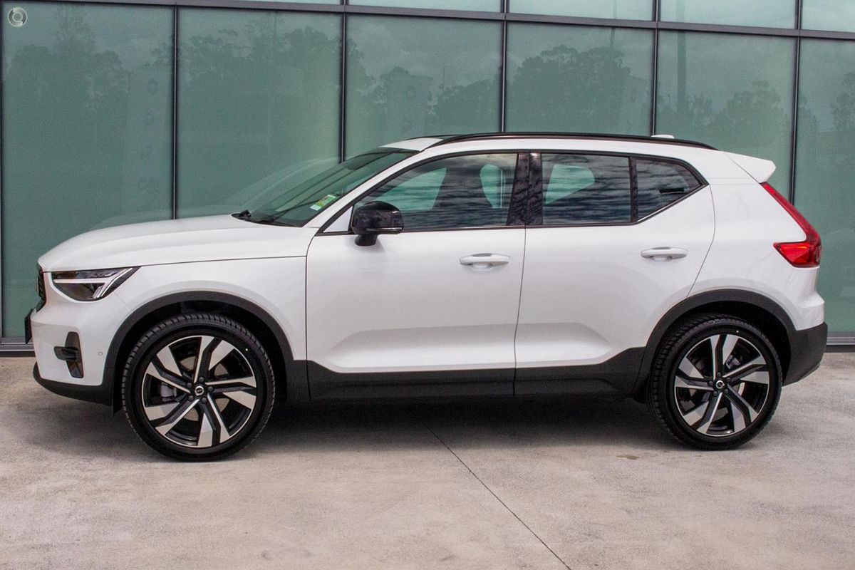 2023 Volvo XC40 Ultimate B5 Dark