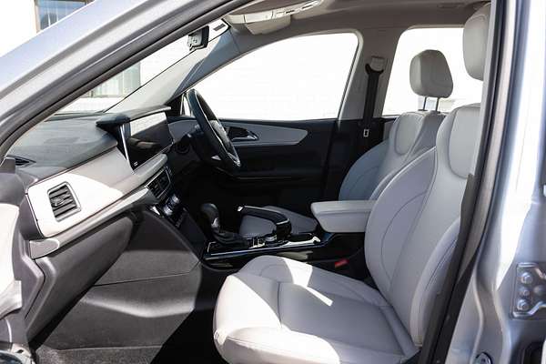 2024 Mahindra XUV700 AX7