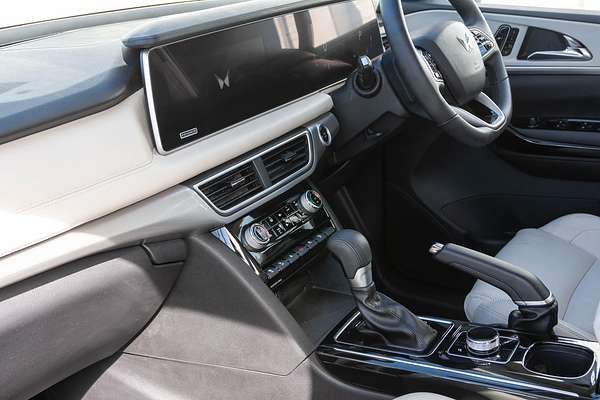 2024 Mahindra XUV700 AX7