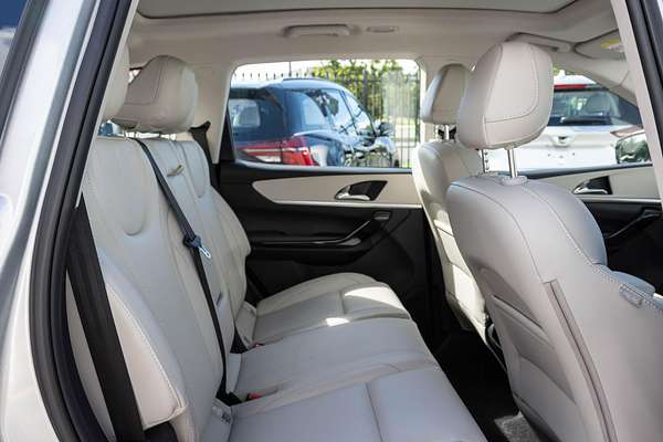 2024 Mahindra XUV700 AX7