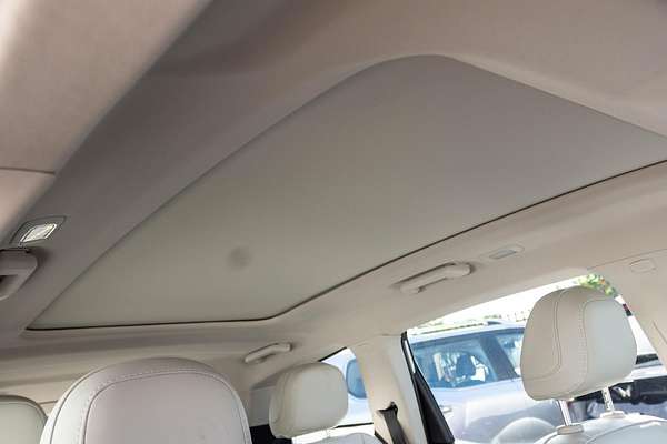 2024 Mahindra XUV700 AX7