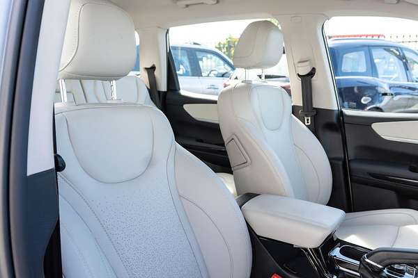 2024 Mahindra XUV700 AX7