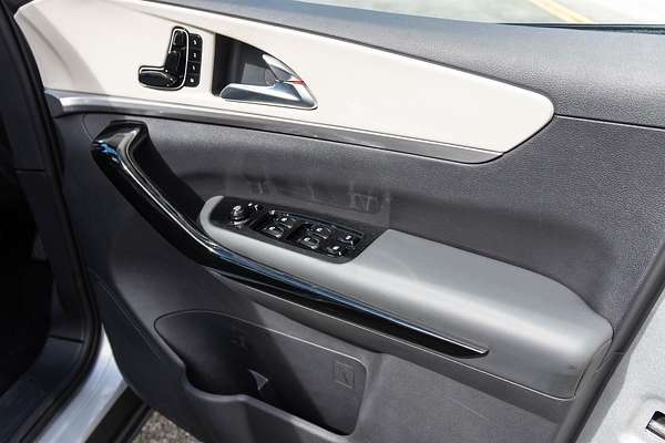 2024 Mahindra XUV700 AX7