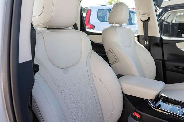 2024 Mahindra XUV700 AX7L