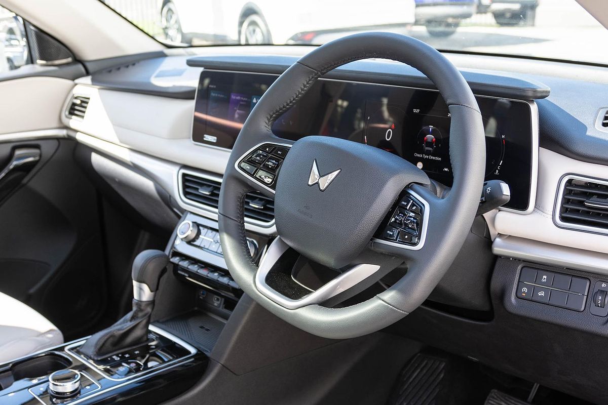 2024 Mahindra XUV700 AX7L