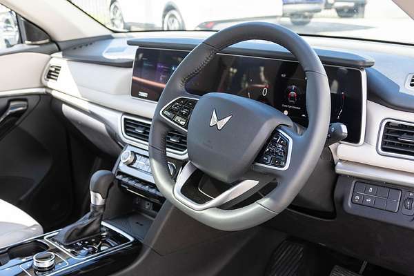 2024 Mahindra XUV700 AX7L