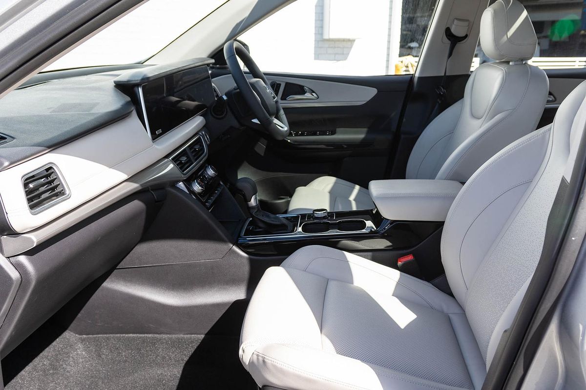 2024 Mahindra XUV700 AX7L