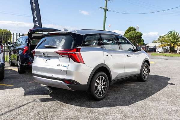2024 Mahindra XUV700 AX7L