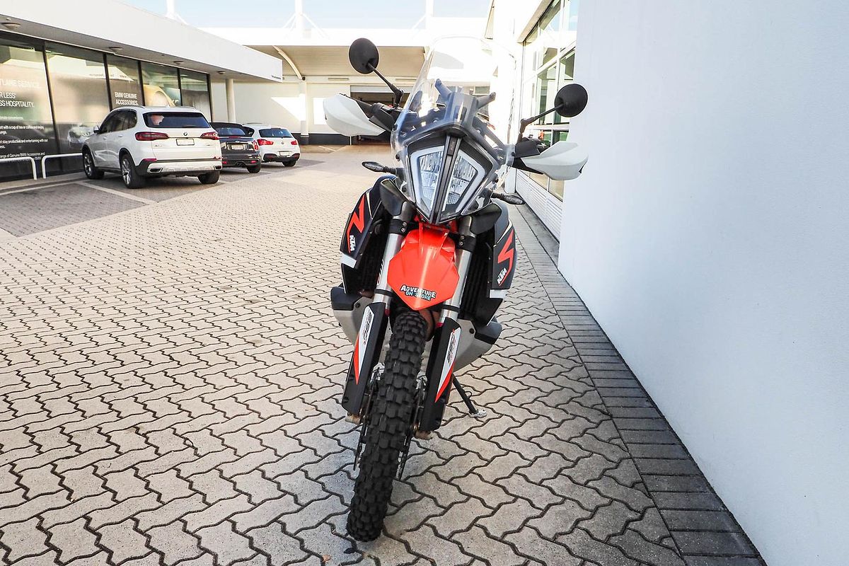 2022 KTM 890