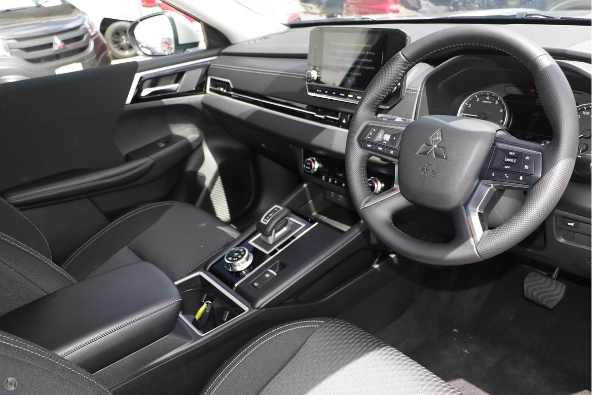 2023 Mitsubishi Outlander LS ZM