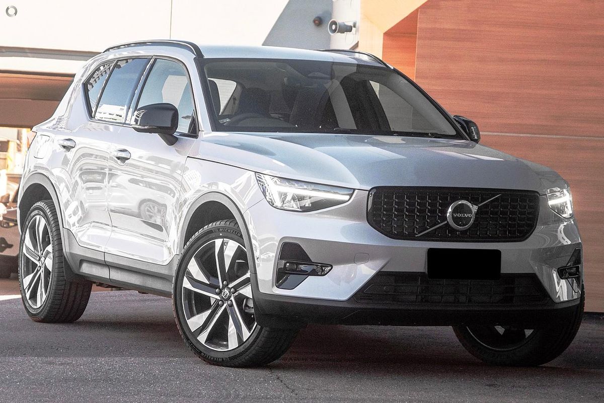 2023 Volvo XC40 Ultimate B5 Dark