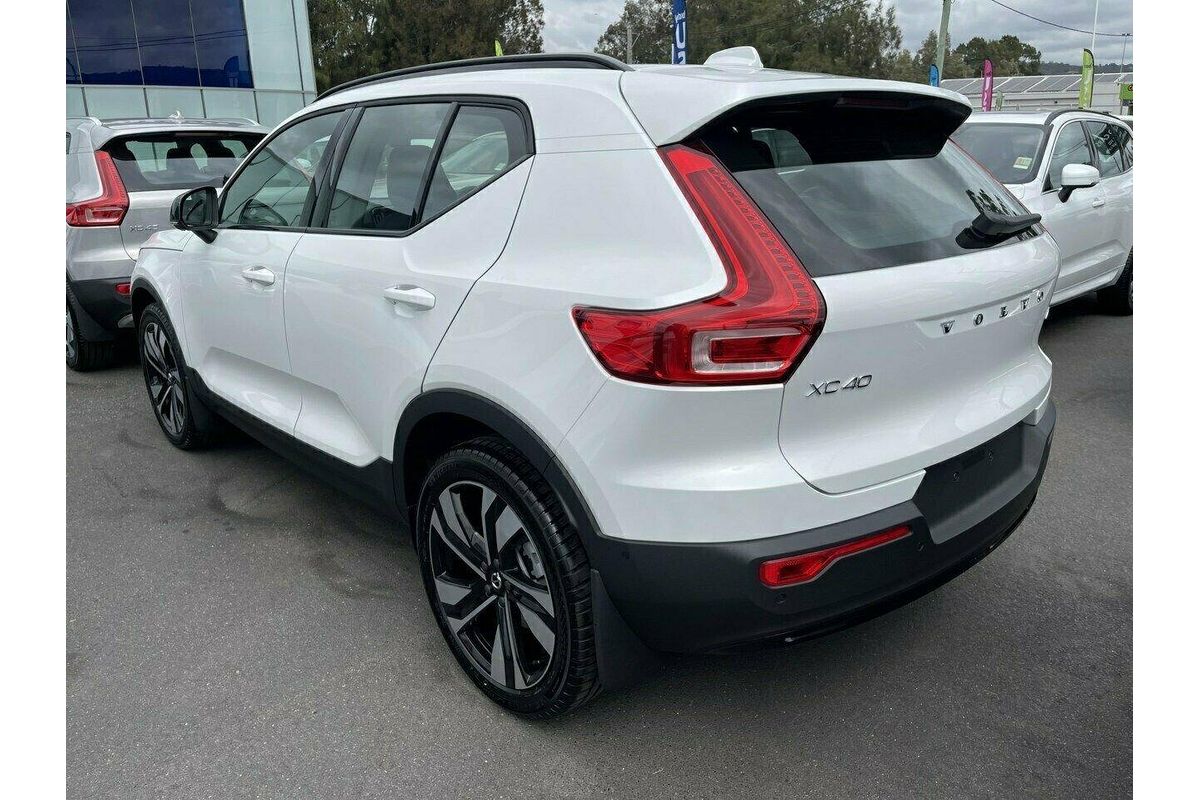 2023 Volvo XC40 Ultimate B5 Dark