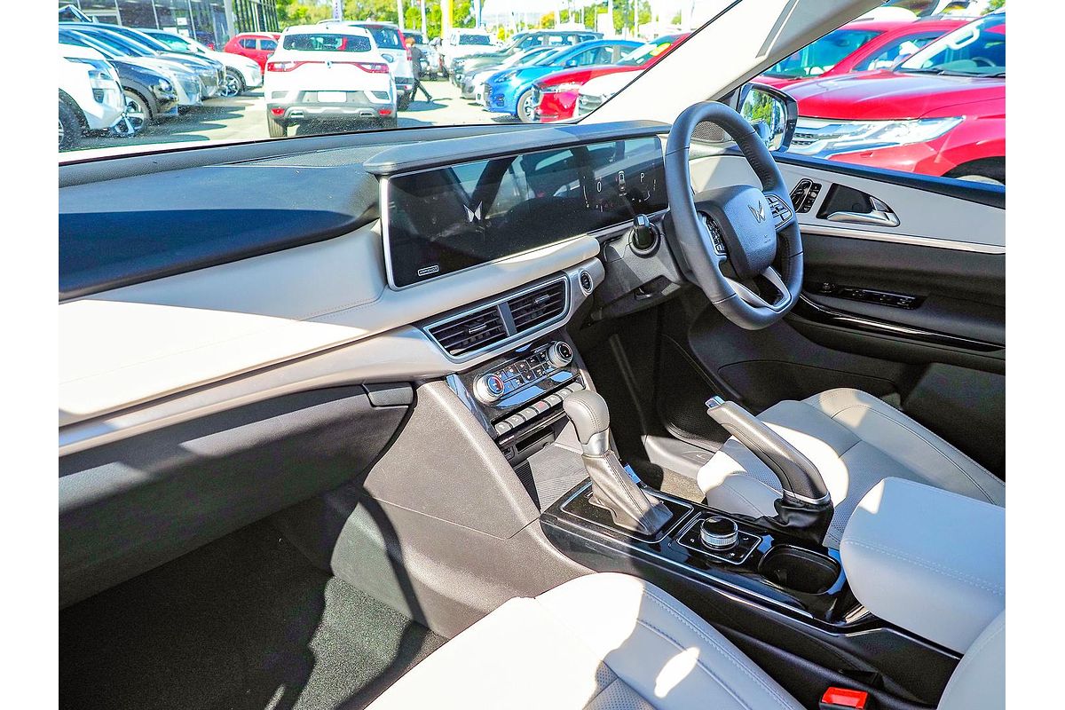 2023 Mahindra XUV700 AX7L