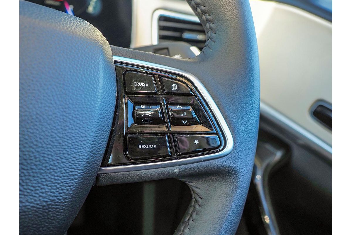 2023 Mahindra XUV700 AX7L