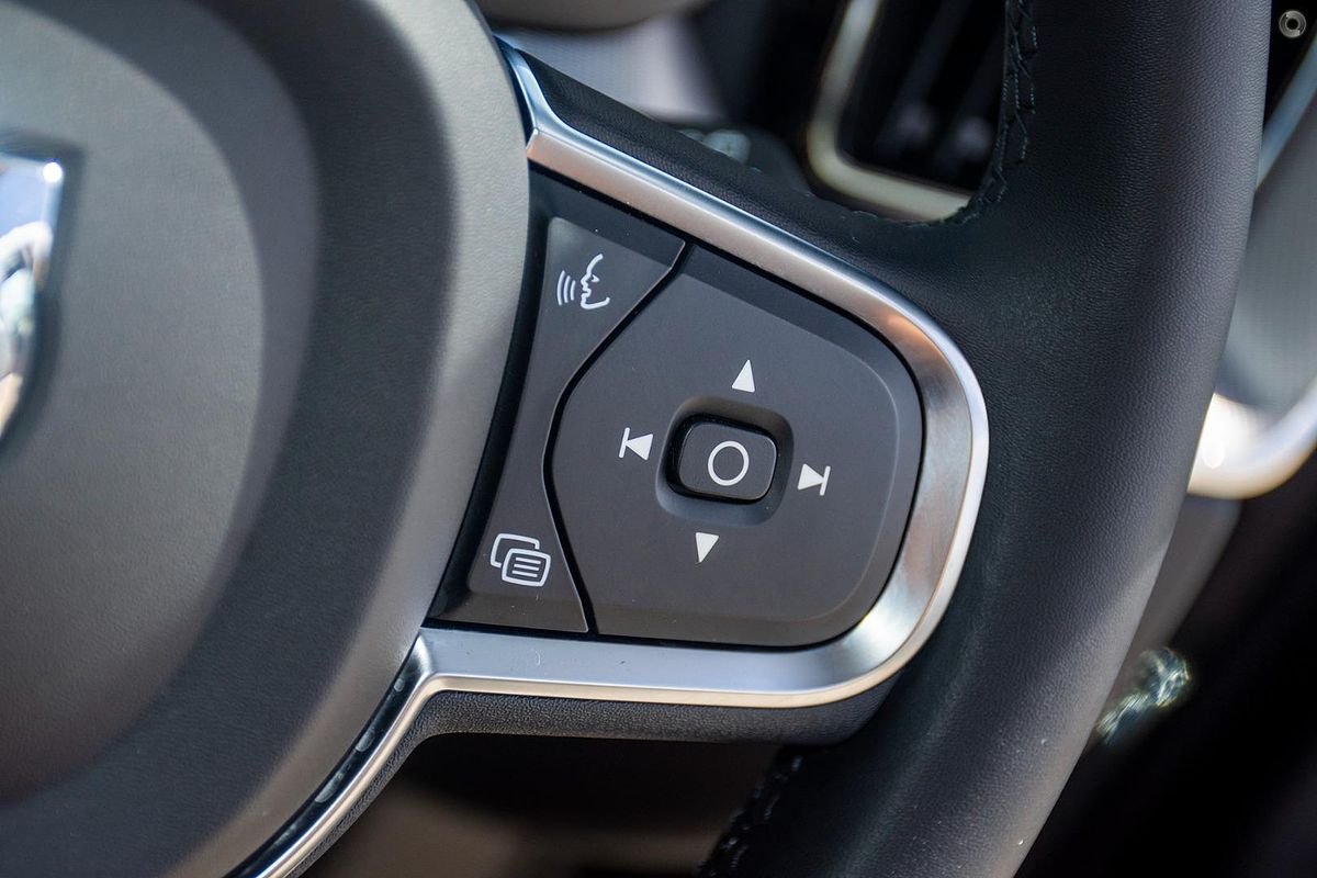 2023 Volvo XC60 Plus B5