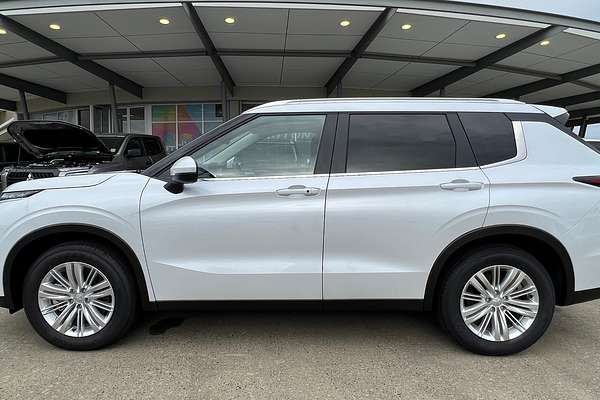 2023 Mitsubishi Outlander LS ZM