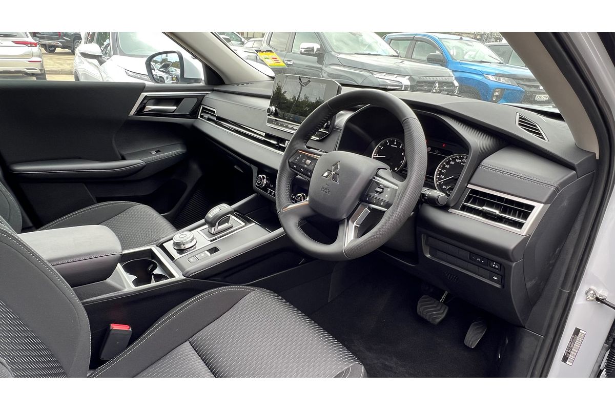 2023 Mitsubishi Outlander LS ZM