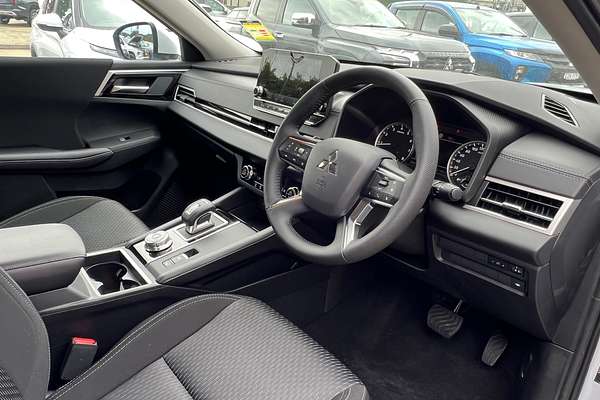 2023 Mitsubishi Outlander LS ZM