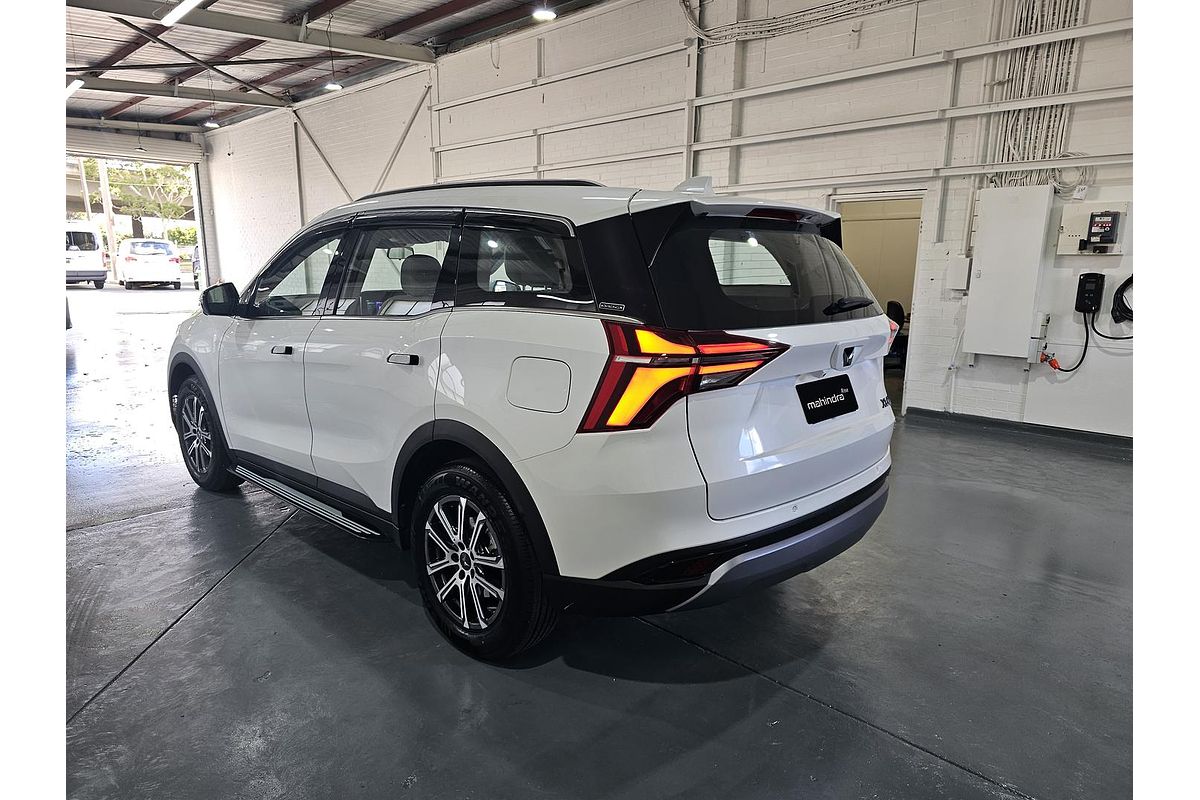 2023 Mahindra XUV700 AX7L