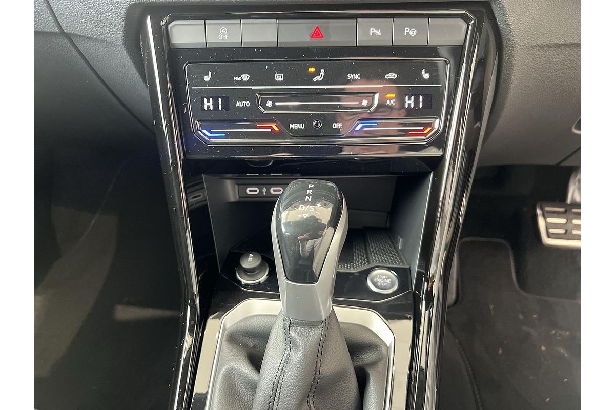 2024 Volkswagen T-Roc 140TSI R-Line D11