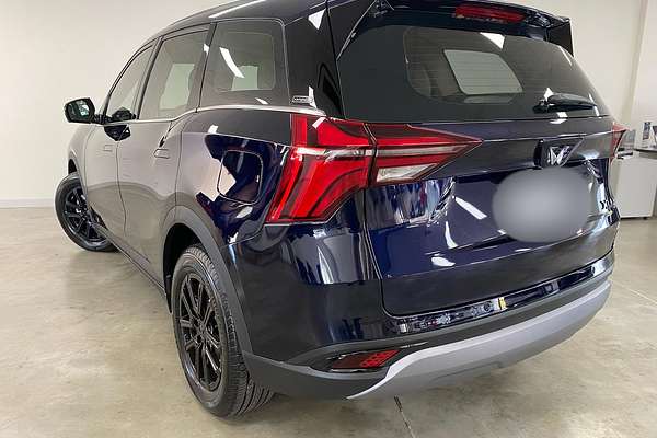 2024 Mahindra XUV700 AX7L