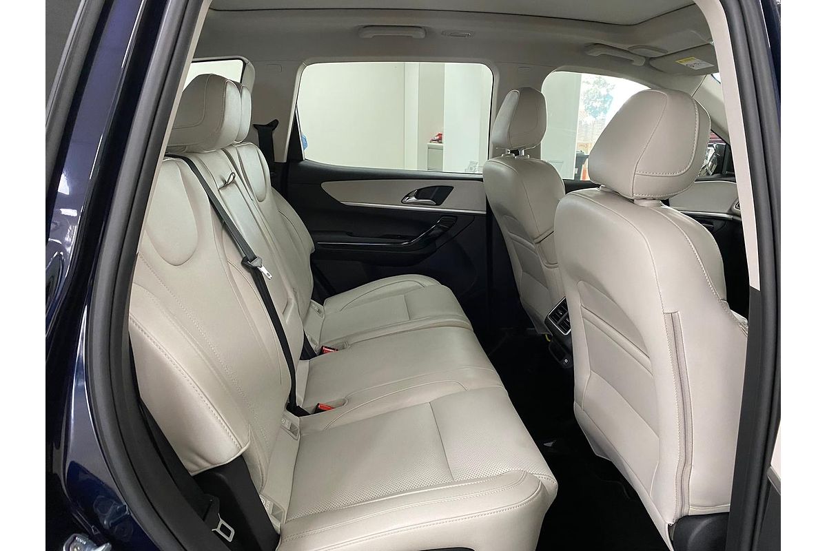 2024 Mahindra XUV700 AX7L
