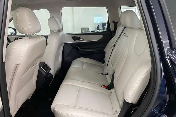 2024 Mahindra XUV700 AX7L