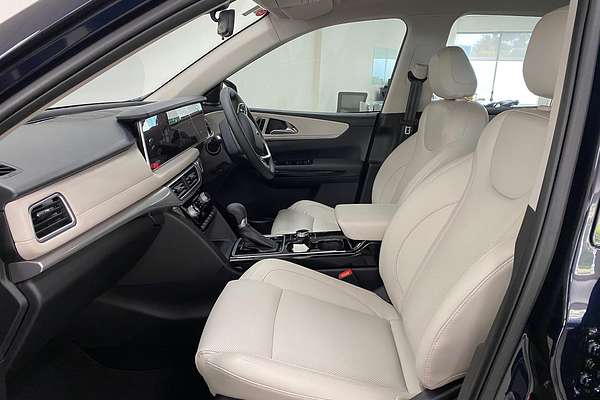 2024 Mahindra XUV700 AX7L