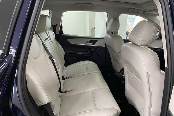 2024 Mahindra XUV700 AX7L