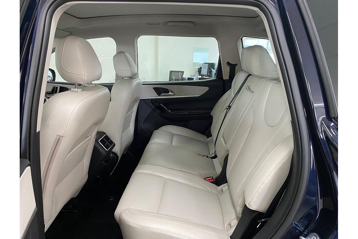 2024 Mahindra XUV700 AX7L