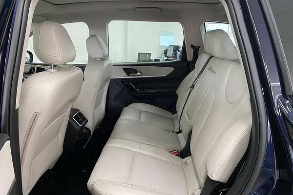 2024 Mahindra XUV700 AX7L