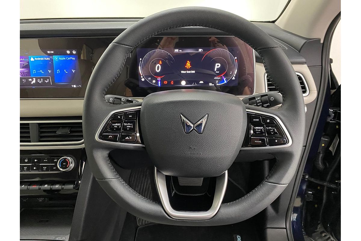 2024 Mahindra XUV700 AX7L