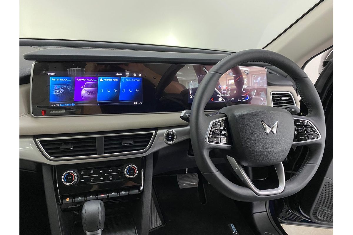 2024 Mahindra XUV700 AX7L