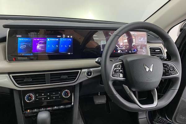 2024 Mahindra XUV700 AX7L