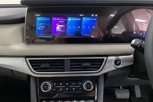 2024 Mahindra XUV700 AX7L