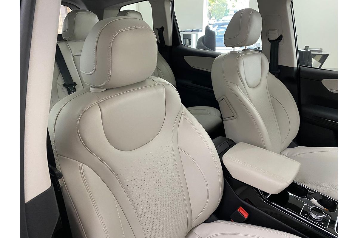 2024 Mahindra XUV700 AX7L
