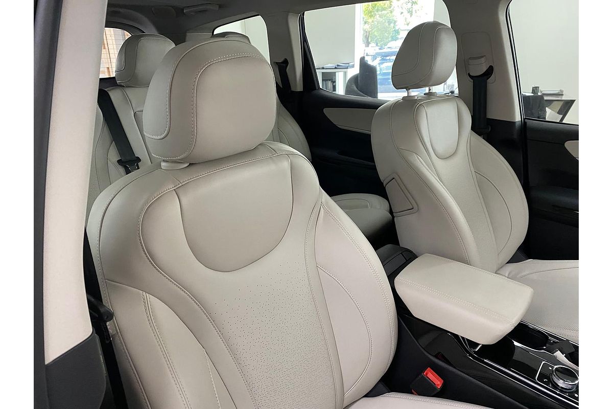 2024 Mahindra XUV700 AX7L