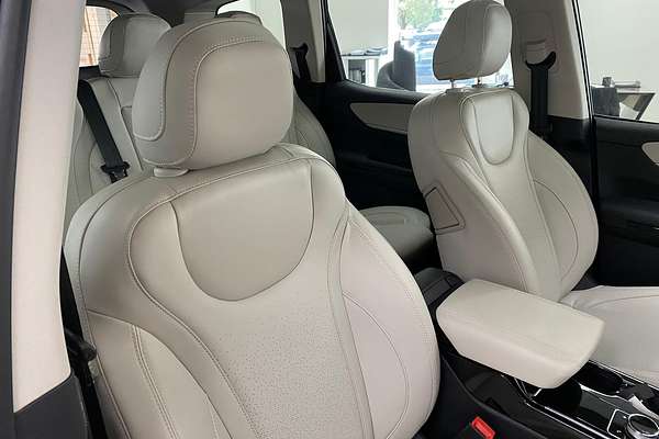 2024 Mahindra XUV700 AX7L